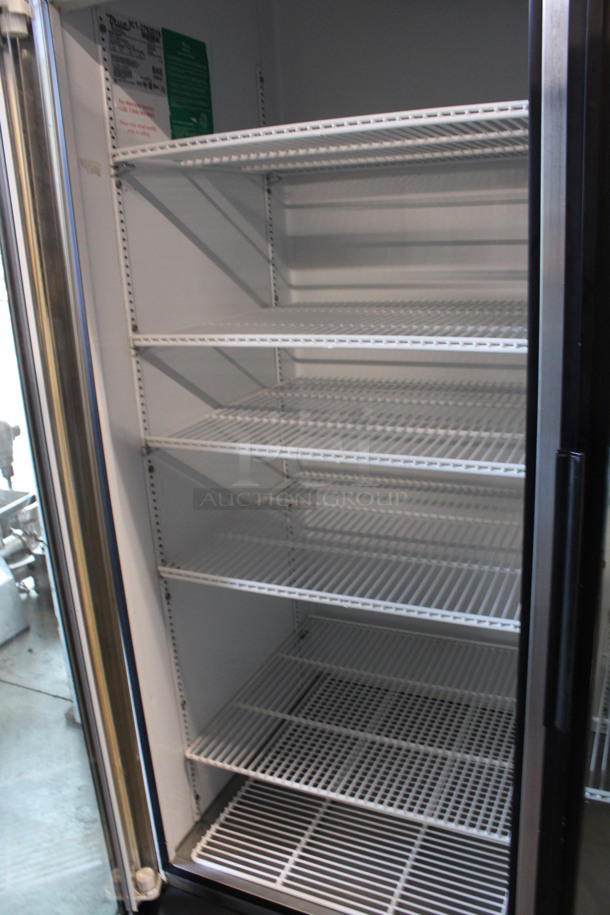 True Model GDM-72 ENERGY STAR Metal Commercial 3 Door Reach In Cooler Merchandiser w/ Poly Coated Racks. 115 Volts, 1 Phase. 78x31x79. Tested and Working! - Image 3 of 6