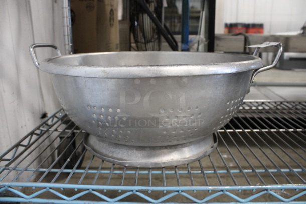 Metal Colander. 18x15.5x7 - Image 3 of 3