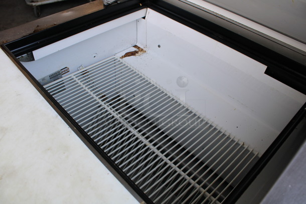 True Model TSSU-60-24M-B-ST Stainless Steel Commercial Sandwich Salad Prep Table Bain Marie Mega Top on Commercial Casters. 115 Volts, 1 Phase. 60x35x47. Tested and Working! - Image 4 of 7