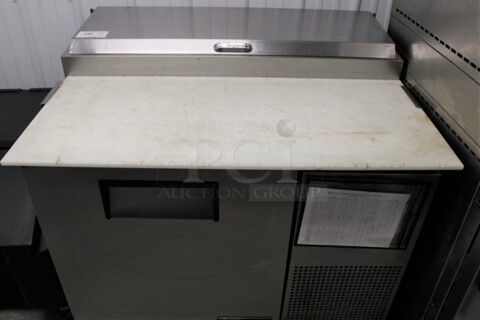 True Model TPP-44 Stainless Steel Commercial Pizza Prep Table Bain Marie Mega Top w/ Cutting Board on Commercial Casters. 115 Volts, 1 Phase. 45x35.5x42. Tested and Working!