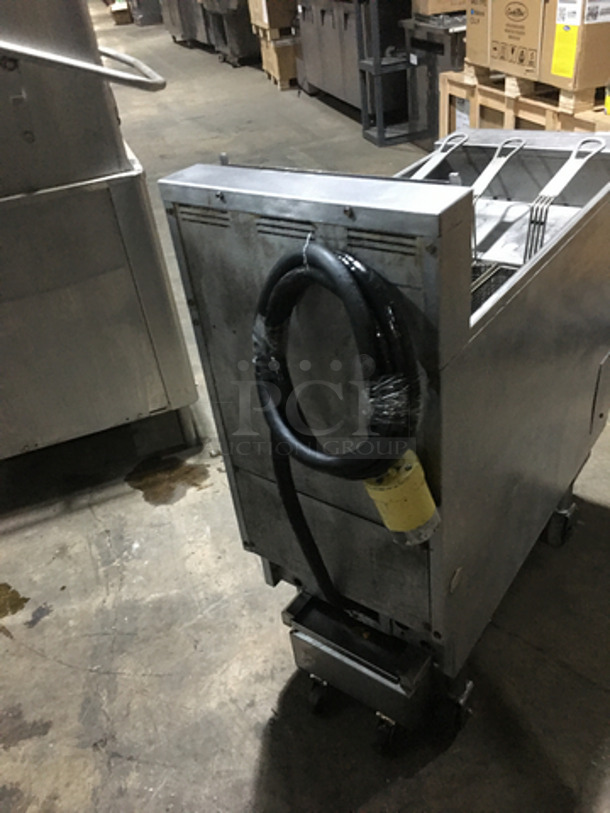 Sweet! Pitco Commercial Electric Powered Deep Fat Fryer! With Backsplash! With 3 Metal Frying Baskets! With Oil Filter System! All Stainless Steel! 208V 3Phase! On Casters! - Image 4 of 9