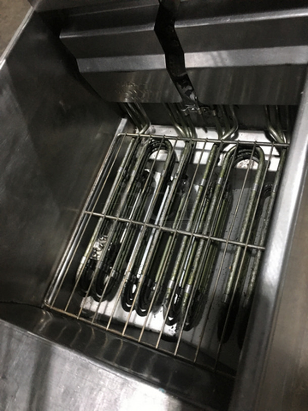 Sweet! Pitco Commercial Electric Powered Deep Fat Fryer! With Backsplash! With 3 Metal Frying Baskets! With Oil Filter System! All Stainless Steel! 208V 3Phase! On Casters! - Image 6 of 9