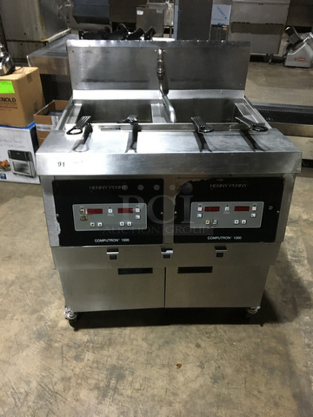 Henny Penny Commercial Natural Gas Powered Dual Bay Deep Fat Fryer! Computron 1000! With Backsplash! With 4 Metal Frying Baskets! All Stainless Steel! On Casters! - Image 1 of 12