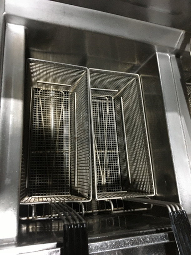 Henny Penny Commercial Natural Gas Powered Dual Bay Deep Fat Fryer! Computron 1000! With Backsplash! With 4 Metal Frying Baskets! All Stainless Steel! On Casters! - Image 6 of 12