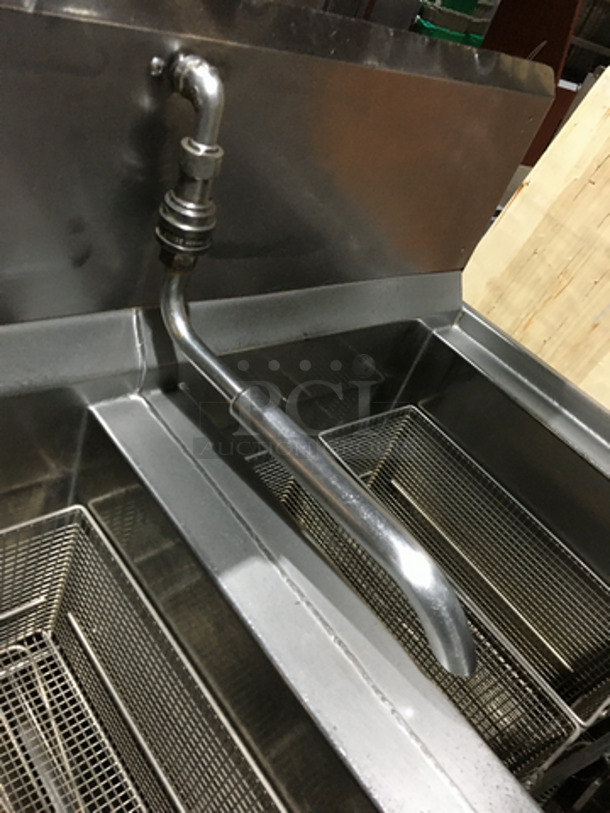 Henny Penny Commercial Natural Gas Powered Dual Bay Deep Fat Fryer! Computron 1000! With Backsplash! With 4 Metal Frying Baskets! All Stainless Steel! On Casters! - Image 7 of 12