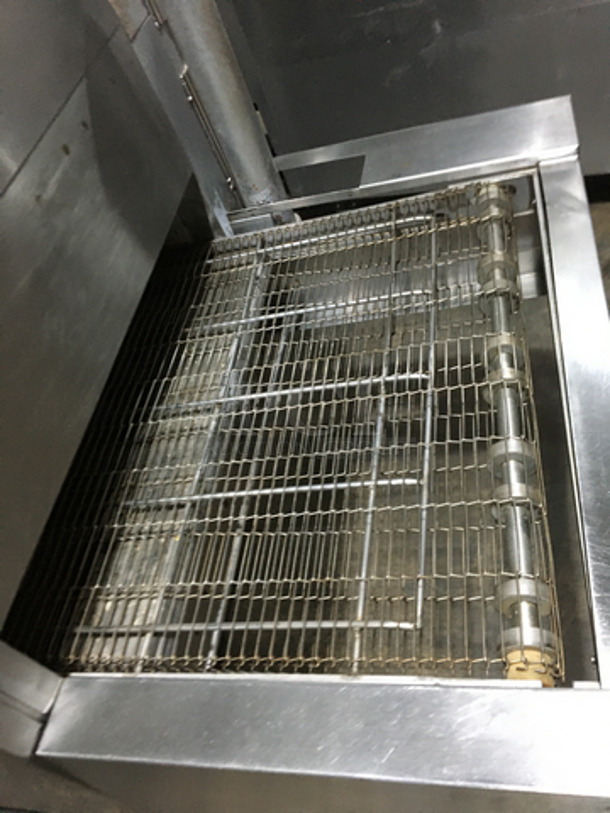 BEAUTIFUL! Middleby Marshall Commercial Natural Gas Powered Single Deck Conveyor Pizza Oven! With Underneath Storage Space! All Stainless Steel! Model US3002 Serial 33101E284154!  Working When Removed! - Image 5 of 12