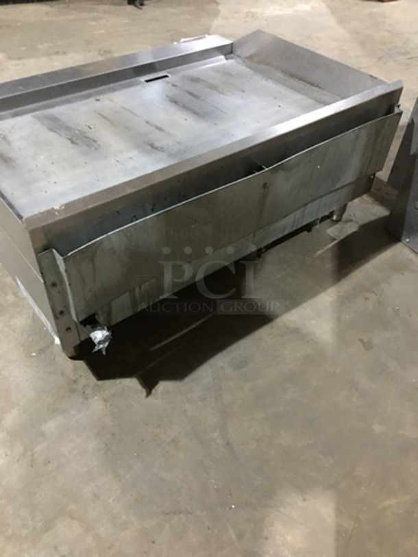 Entrée Commercial Countertop Natural Gas Powered Flat Griddle! With Back & Side Splashes! All Stainless Steel! Model GR36N! On Legs! - Image 3 of 8