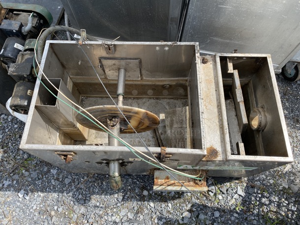AGI Automatic Grease Interceptor Stainless Steel Grease Trap. 38x20x18 - Image 3 of 7