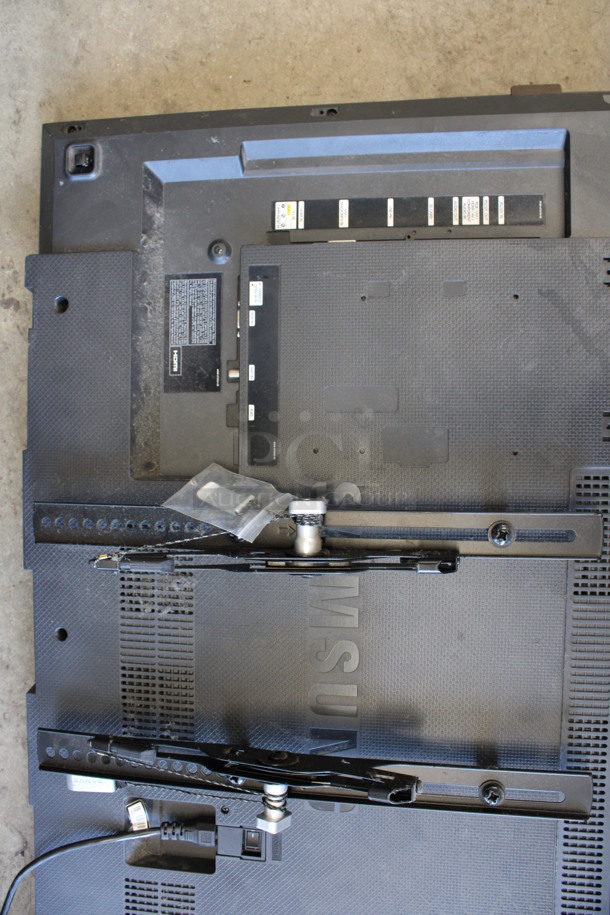 Samsung Model DB40E 40" Color Display Monitor w/ Mount and Remote. See Pictures For Damage To Screen. 100-240 Volts, 1 Phase. Buyer Must Pick Up - We Will Not Ship This Item. Tested and Working! - Image 9 of 10