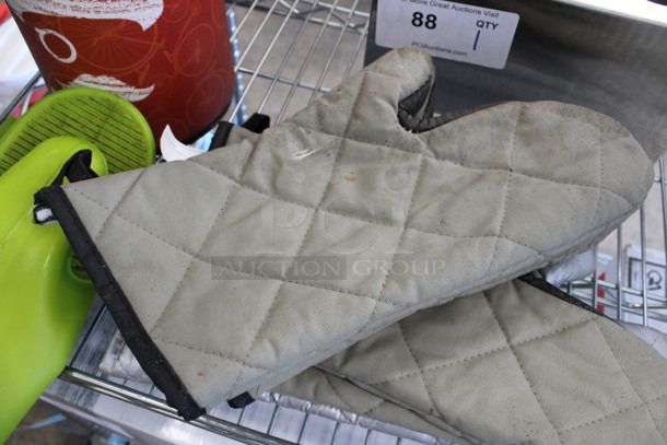ALL ONE MONEY! Lot of 7 Various Oven Mitts! Includes 5x11.5x1 - Image 3 of 5