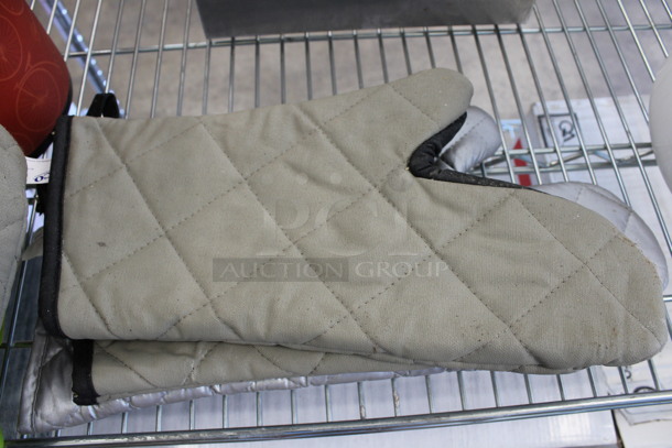 ALL ONE MONEY! Lot of 7 Various Oven Mitts! Includes 5x11.5x1 - Image 4 of 5