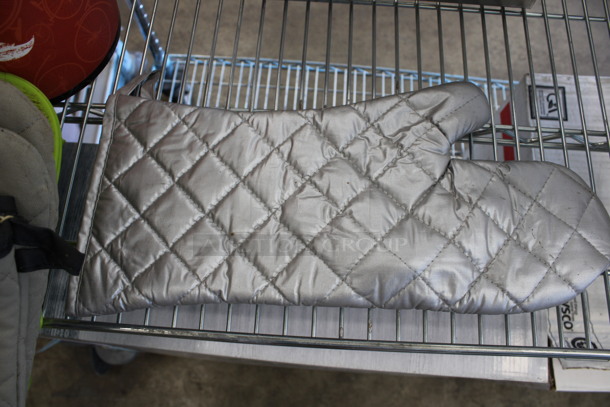 ALL ONE MONEY! Lot of 7 Various Oven Mitts! Includes 5x11.5x1 - Image 5 of 5
