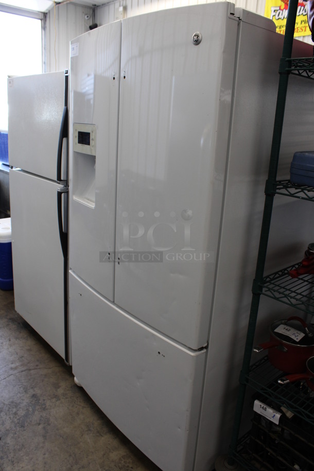 General Electric Model GFSF6KKYAWW French Style Cooler Freezer Combo Unit w/ Ice Maker. 115 Volts, 1 Phase. 36x32x70. Tested and Working! - Image 2 of 8