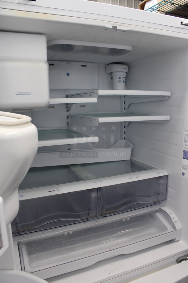 General Electric Model GFSF6KKYAWW French Style Cooler Freezer Combo Unit w/ Ice Maker. 115 Volts, 1 Phase. 36x32x70. Tested and Working! - Image 4 of 8