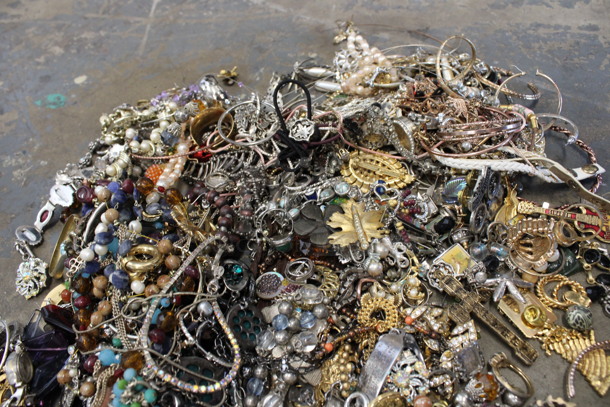 ALL ONE MONEY! Lot of Various Items Including Bracelets and Brooches! - Image 4 of 5
