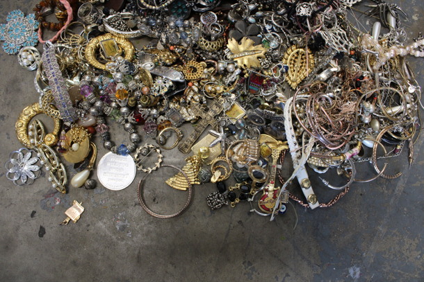 ALL ONE MONEY! Lot of Various Items Including Bracelets and Brooches! - Image 5 of 5