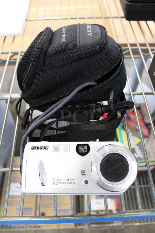 Sony DSC-P52 Cyber Shot Digital Camera in Soft Camera Case. 5x2x2.5