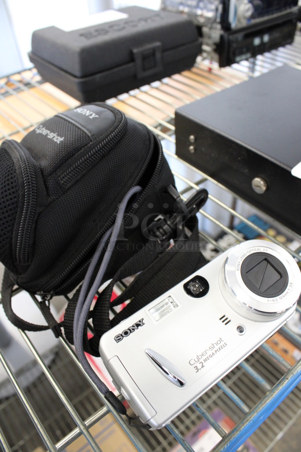 Sony DSC-P52 Cyber Shot Digital Camera in Soft Camera Case. 5x2x2.5 - Image 2 of 5