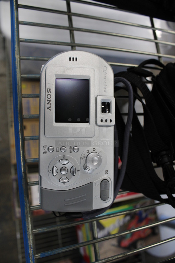 Sony DSC-P52 Cyber Shot Digital Camera in Soft Camera Case. 5x2x2.5 - Image 3 of 5