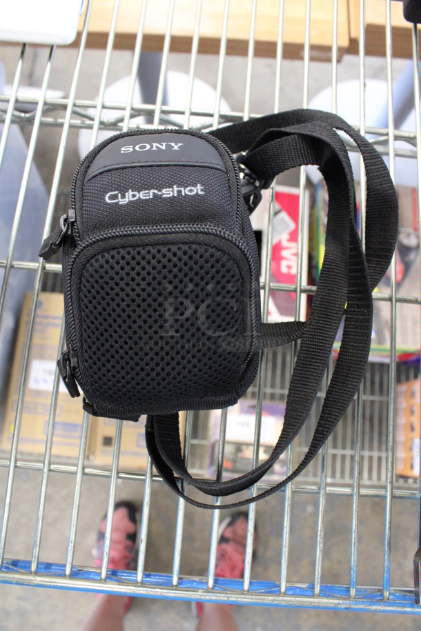 Sony DSC-P52 Cyber Shot Digital Camera in Soft Camera Case. 5x2x2.5 - Image 5 of 5