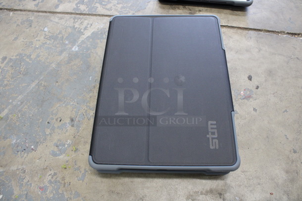 4 Apple Model A1474 9.5" iPads in Cases. See Pictures for Glass Damage. 4 Times Your Bid! - Image 10 of 12
