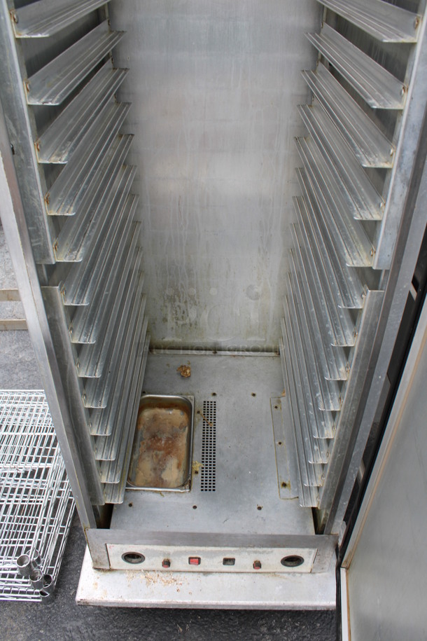 Wilson Metal Commercial Enclosed Pan Transport Rack on Commercial Casters. 24.5x31x69.5 - Image 4 of 5