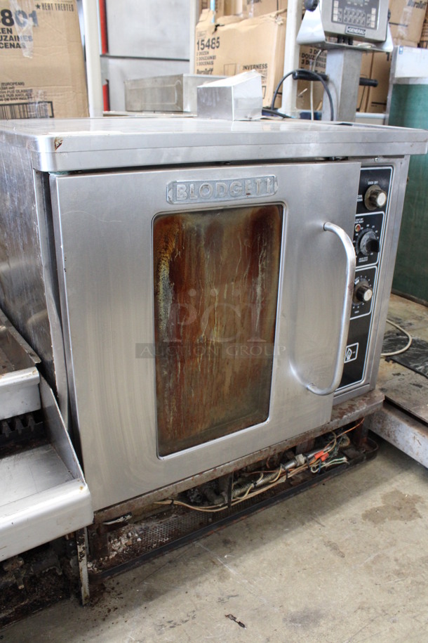 Blodgett Stainless Steel Commercial Gas Powered Half Size Convection Oven w/ View Through Door, Metal Oven Racks and Thermostatic Controls. 30x26x35 - Image 5 of 7