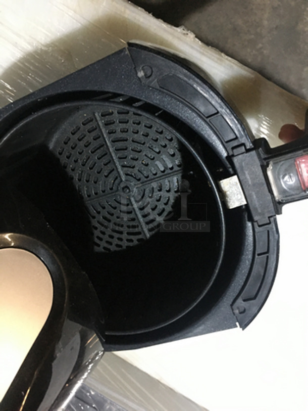 Insignia Countertop Air Fryer! With Digital Controls! Model NSAF32DBK9! 120V! - Image 4 of 7