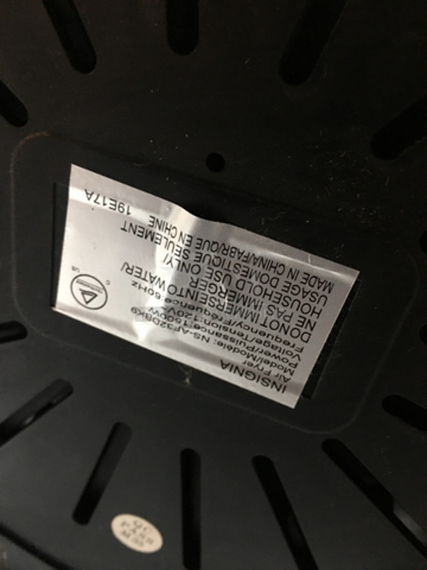 Insignia Countertop Air Fryer! With Digital Controls! Model NSAF32DBK9! 120V! - Image 6 of 7
