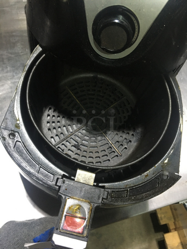Insignia Countertop Air Fryer! With Analog Controls! Model NSAF32MBK9! 120V! - Image 5 of 8