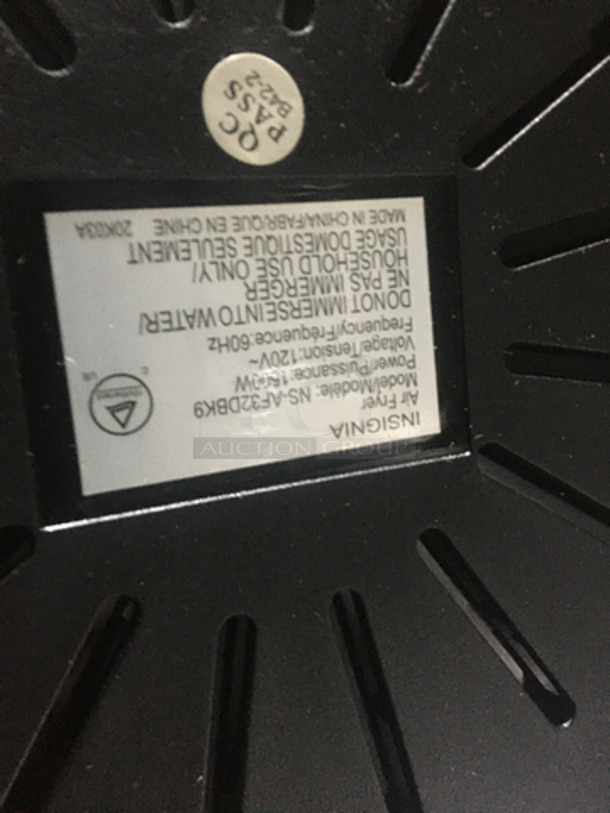 Insignia Countertop Air Fryer! With Digital Controls! Model NSAF32DBK9! 120V! - Image 6 of 7