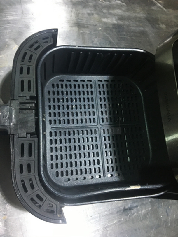 Insignia Countertop Air Fryer! With Digital Controls! Model NSAF53DSS0! 120V! - Image 5 of 7