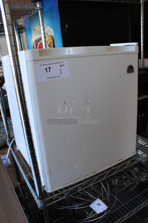 Igloo Model FMP110 Mini Cooler. 115 Volts, 1 Phase. 17.5x18x19.5. Tested and Working! - Image 3 of 6
