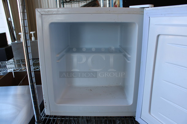 Igloo Model FMP110 Mini Cooler. 115 Volts, 1 Phase. 17.5x18x19.5. Tested and Working! - Image 4 of 6
