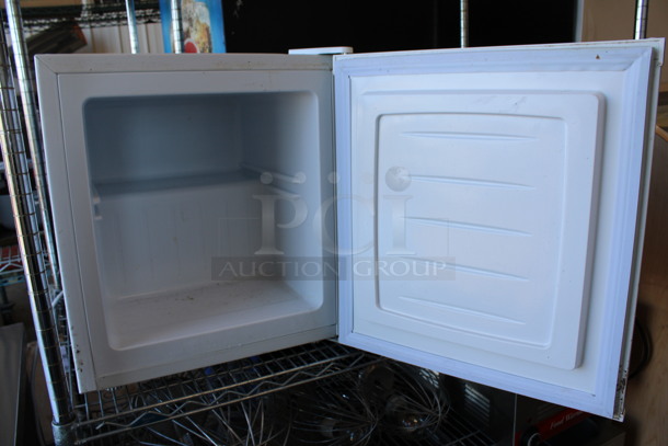 Igloo Model FMP110 Mini Cooler. 115 Volts, 1 Phase. 17.5x18x19.5. Tested and Working! - Image 5 of 6