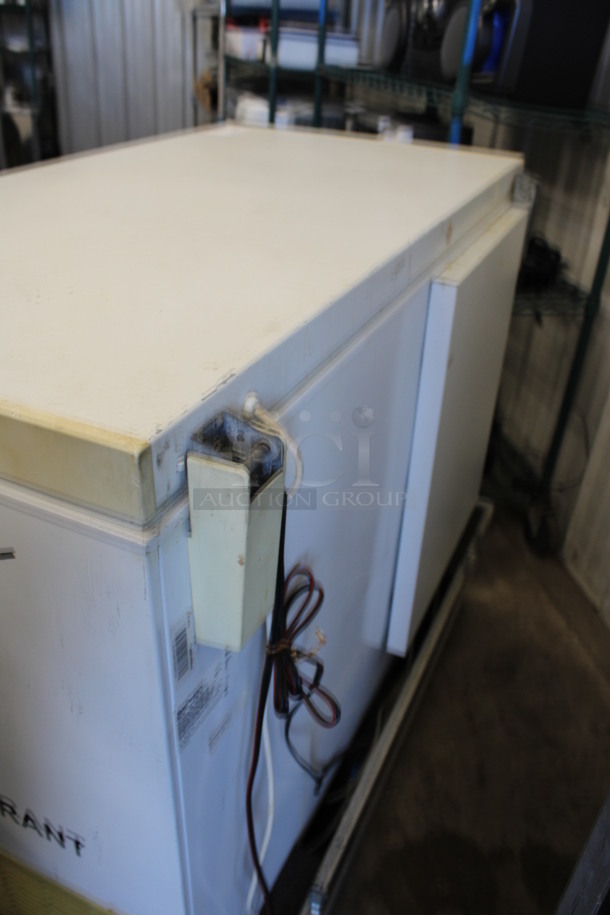 SunDanzer Model DCR 225 / C 225 Metal Commercial Chest Cooler. Can Be Powered By Car Battery, Solar or Voltage. Comes w/ Metal Case and Cover. 47x26x32, 49x30x43. Tested and Working! - Image 10 of 12