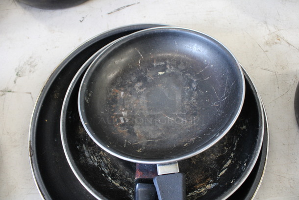 5 Various Metal Skillets. Includes 13x7x2. 5 Times Your Bid! - Image 2 of 4