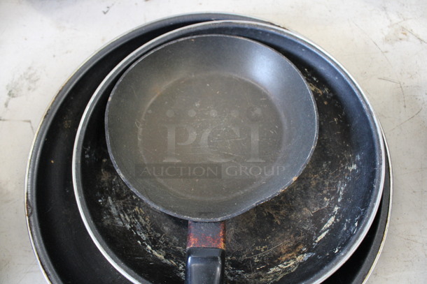 5 Various Metal Skillets. Includes 13x7x2. 5 Times Your Bid! - Image 3 of 4