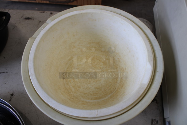 ALL ONE MONEY! Lot of Various Poly Bowls and Metal Colander! Includes 7.5x7.5x4 - Image 5 of 5