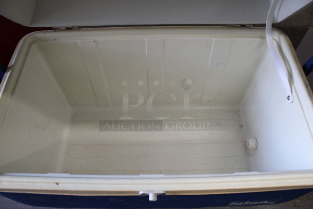 Igloo Blue and White Poly Portable Cooler. 25x14x16 - Image 3 of 3