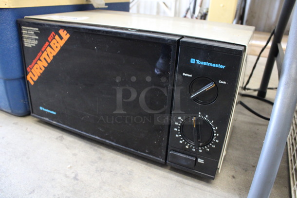 Toastmaster Model 8171 Metal Countertop Microwave Oven w/ Plate. 120 Volts, 1 Phase. 19x13x12 - Image 2 of 4