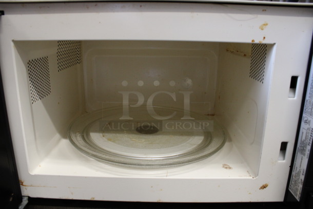 Toastmaster Model 8171 Metal Countertop Microwave Oven w/ Plate. 120 Volts, 1 Phase. 19x13x12 - Image 3 of 4