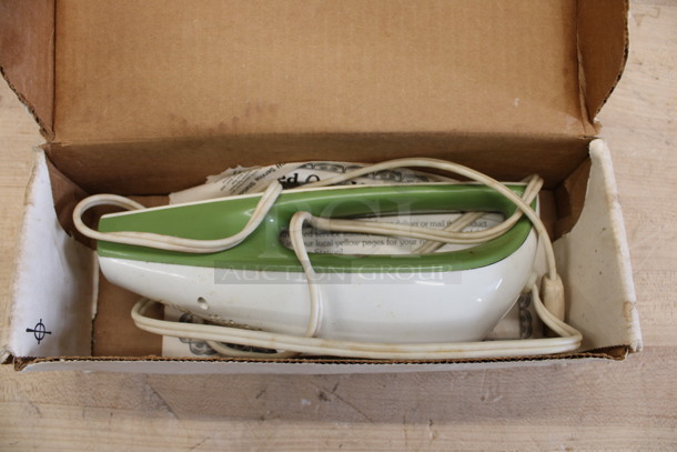 IN ORIGINAL BOX! Hamilton Beach Electric Knife.  - Image 1 of 3