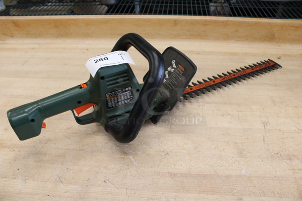 Black & Decker 18" Electric Hedge Trimmer. 31x10x8. Tested and Working! - Image 2 of 5