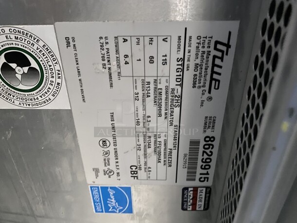 Amazing! 2016 Late Model! True 2 Door Reach In Cooler & Freezer Combo! Dual Zone! Model STG1DT-2HS Serial 8629915! 115V 1 Phase!  On Commercial Casters! Working When Removed!  - Image 7 of 9