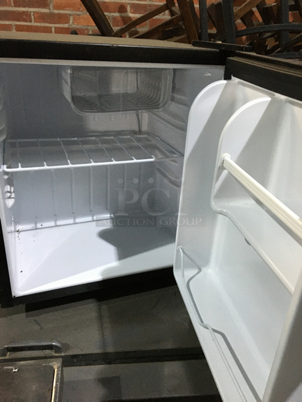SWEET! 2017 Black IGIOO Mini 1 Single Door Household Refrigerator! - Image 5 of 7