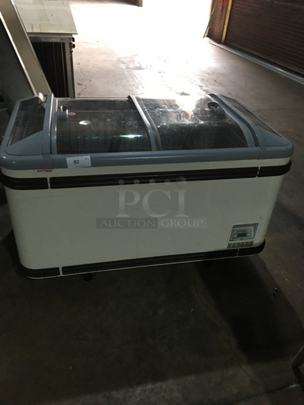 AHT Malta Commercial Freezer/Cooler!
With Glass Lid Top & Interior Lighting! 120 Volts 1 Phase!
