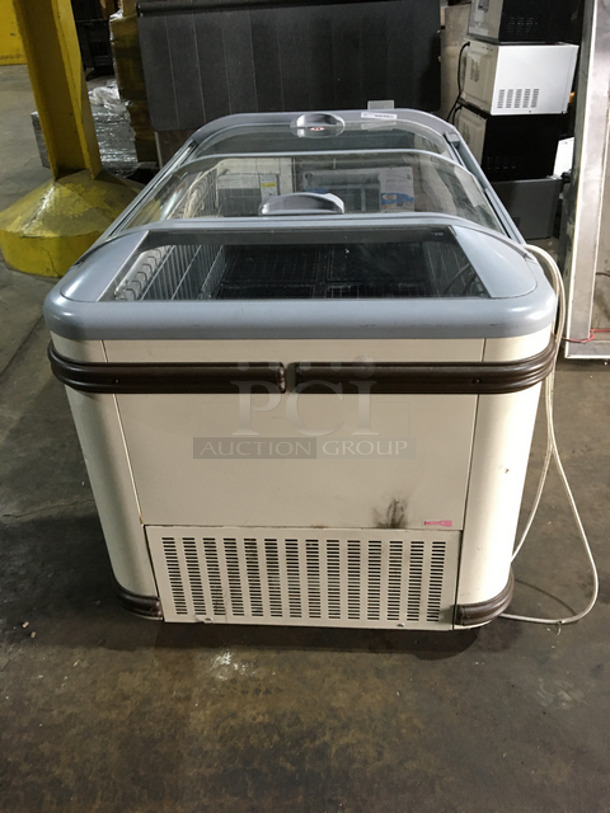 AHT Malta Commercial Freezer/Cooler!
With Glass Lid Top & Interior Lighting! 120 Volts 1 Phase! - Image 3 of 7