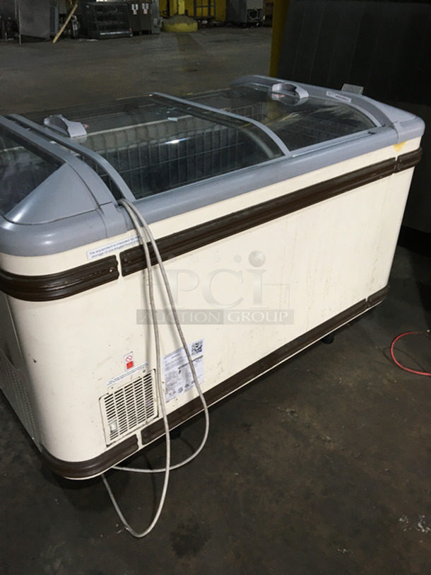 AHT Malta Commercial Freezer/Cooler!
With Glass Lid Top & Interior Lighting! 120 Volts 1 Phase! - Image 4 of 7