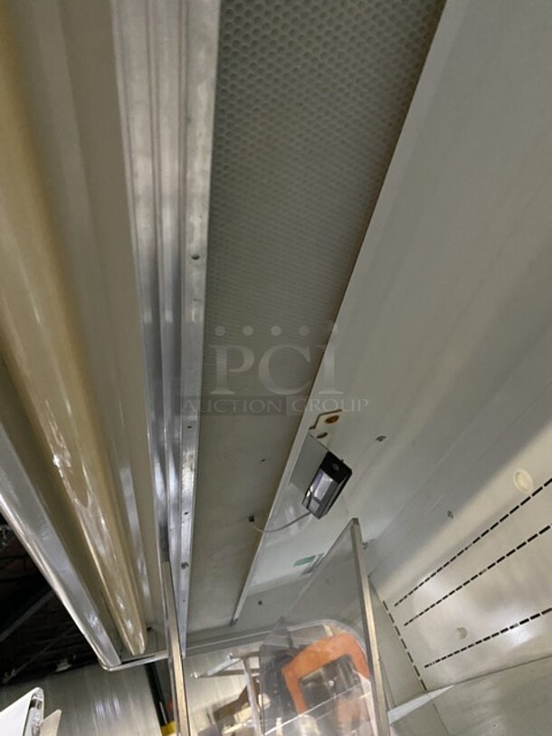 Sweet! Hussmann Refrigerated Grab-N-Go Case Showcase Merchandiser! Fully Enclosed Case With 2 Front Sliding Doors! Model GSVM5272 Serial 04105492-158! 115V 1 Phase!  - Image 7 of 9
